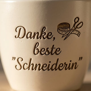 Personalisierter Blumentopf mit Gravur — Danke Geschenk für Schneiderin — Detailaufnahme
