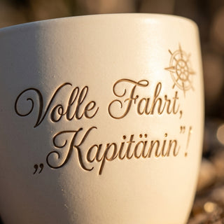 Blumentopf mit Gravur 'Volle Fahrt, Kapitänin!' — Geschenk Kapitänin — Detailaufnahme