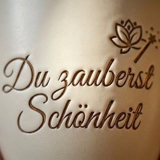 Personalisierter Blumentopf mit Gravur — Geschenk für Make-up Artistin — Detailaufnahme