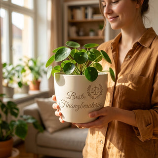 Einzigartiger Blumentopf mit Gravur für die Beste Finanzberaterin — im Wohnambiente