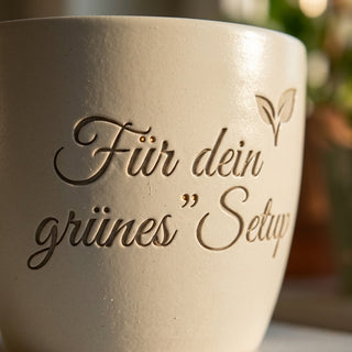 Personalisierter Blumentopf — Geschenk Instagrammerin mit grünem Feed — Detailaufnahme