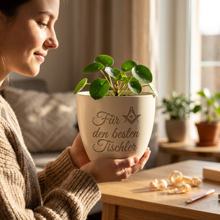 Personalisierter Blumentopf mit Gravur — Geschenk für Möbeltischler — im Wohnambiente