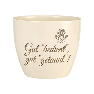Personalisierter Blumentopf mit Gravur — Geschenk Kellnerin Abschied — Detailansicht der Lasergravur