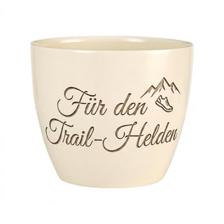 Personalisierter Blumentopf mit Gravur — Geschenk Mountainbiker Geburtstag — Detailansicht der Lasergravur