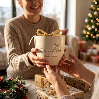 Personalisierter Blumentopf mit Gravur — Geschenk Prokurist Beförderung — als persoenliche Geschenk-Uebergabe