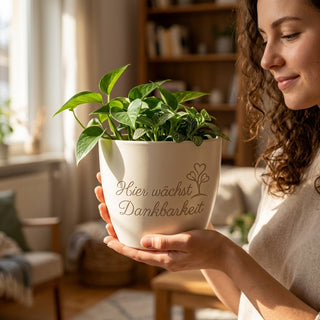 Personalisierter Blumentopf mit Gravur — Geschenk Onkologin Dankbarkeit — im Wohnambiente
