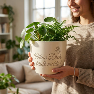 Personalisierter Blumentopf mit Gravur — Geschenk KFZ Mechatroniker — im Wohnambiente