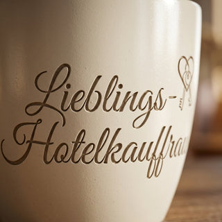 Personalisierter Blumentopf mit Gravur — Geschenk Hotelkauffrau Abschied — Detailaufnahme