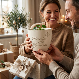 Personalisierter Blumentopf mit Gravur — Geschenk Psychologin Praxis — als persoenliche Geschenk-Uebergabe