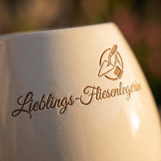 Personalisierter Blumentopf mit Gravur — Geschenk Fliesenlegerin Abschied — Detailaufnahme