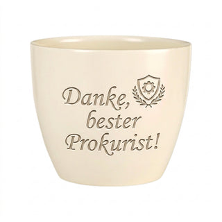 Personalisierter Blumentopf mit Gravur — Geschenk Prokurist Beförderung — Detailansicht der Lasergravur