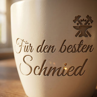 Personalisierter Blumentopf mit Gravur — Geschenk für Schmied & Metallbauer — Detailaufnahme