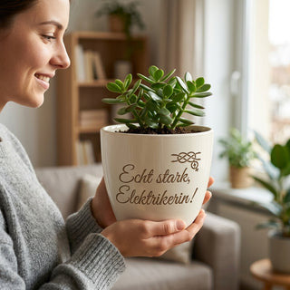 Personalisierter Blumentopf mit Gravur — Geschenk Elektrikerin Berufseinstieg — im Wohnambiente