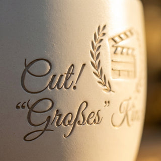 Personalisierter Blumentopf mit Gravur — Geschenk Filmproduzent — Detailaufnahme