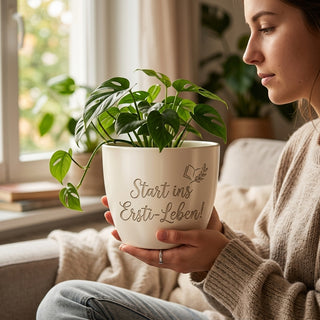 Personalisierter Blumentopf mit Gravur — Ersti-Geschenk Studienstart — im Wohnambiente