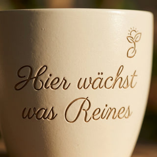Personalisierter Blumentopf mit Gravur — Geschenk Textilreiniger Abschied — Detailaufnahme