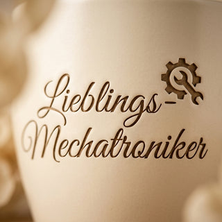 Personalisierter Blumentopf mit Gravur — Geschenk Mechatroniker — Detailaufnahme