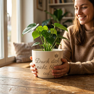 Personalisierter Blumentopf mit Gravur — Geschenk Drucker Abschied Karriere — im Wohnambiente