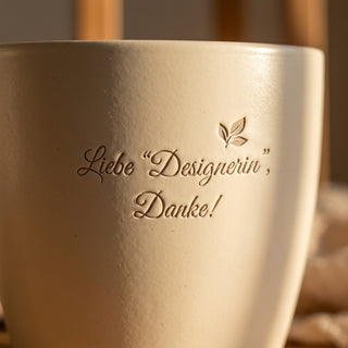 Personalisierter Blumentopf mit Gravur — Danke Geschenk Modedesignerin — Detailaufnahme