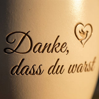 Personalisierter Blumentopf mit Gravur — Geschenk Trauer & Erinnerung — Detailaufnahme