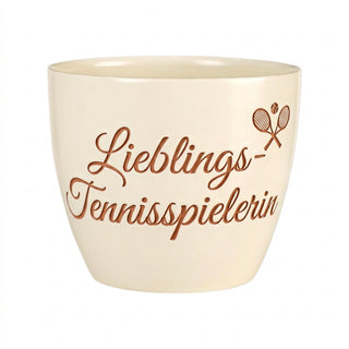 Personalisierter Blumentopf mit Gravur — Geschenk Tennisspielerin Geburtstag — Detailansicht der Lasergravur