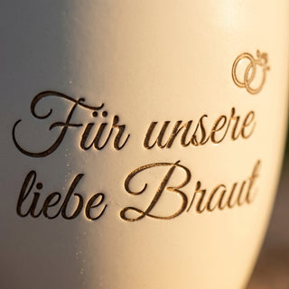 Individuell gravierter Blumentopf – Das perfekte Geschenk für die Braut — Detailaufnahme