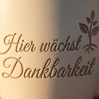 Personalisierter Blumentopf mit Gravur — Dankeschön für Notarfachangestellte — Detailaufnahme