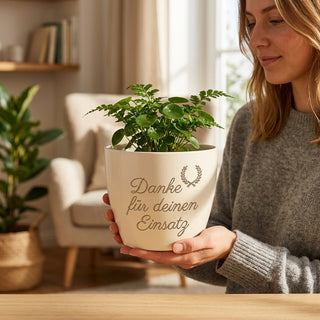 Personalisierter Blumentopf mit Gravur — Dankeschön Geschenk für Offiziere — im Wohnambiente