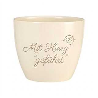 Personalisierter Blumentopf 'Mit Herz geführt' — Geschenk für Filialleiterin — Detailansicht der Lasergravur