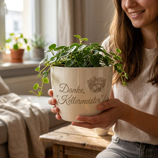 Personalisierter Blumentopf mit Gravur — Dankeschön für den Kellermeister — im Wohnambiente