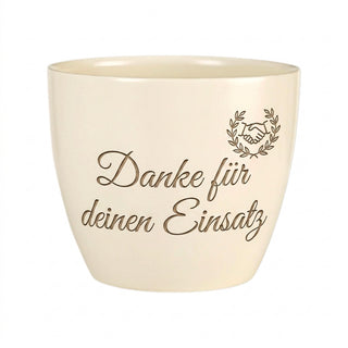 Personalisierter Blumentopf mit Gravur — Geschenk Medizinische Fachangestellte — Detailansicht der Lasergravur