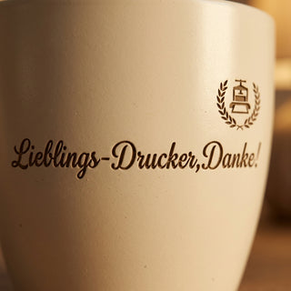 Personalisierter Blumentopf — Geschenk Drucker mit Gravur 'Lieblings-Drucker' — Detailaufnahme