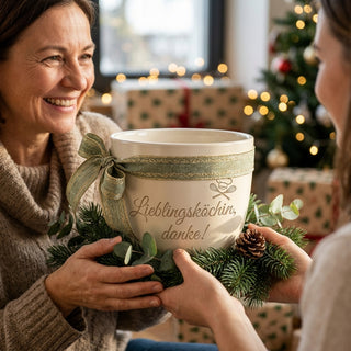 Personalisierter Blumentopf 'Lieblingsköchin, danke!' — Geschenk Köchin — als persoenliche Geschenk-Uebergabe