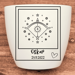 Weißer Blumentopf mit Schütze-Sternzeichen und Gravur "Oskar 29.11.2022". Personalisiertes Geschenk von Natur Macher.