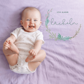 Lachendes Baby auf Meilensteinkarte "Ich kann lächeln" von Naturmacher. Baby-Meilensteinkarten fürs erste Jahr.