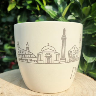 Begehbarer Topf "Darmstadt-Topf" von Natur Macher, cremefarben mit eingravierter Darmstädter Skyline.