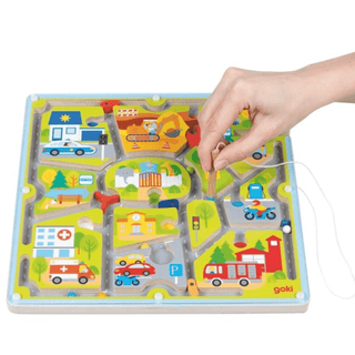 Hand führt Magnetstab durch Stadt-Labyrinth des Goki Magnetlabyrinths Kleine Stadt. Fördert Feinmotorik.