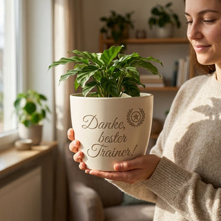 Personalisierter Blumentopf mit Gravur — Geschenk Kampfsportlehrer — im Wohnambiente