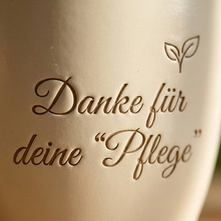Personalisierter Blumentopf mit Gravur — Danke Geschenk für Dialyseschwester — Detailaufnahme