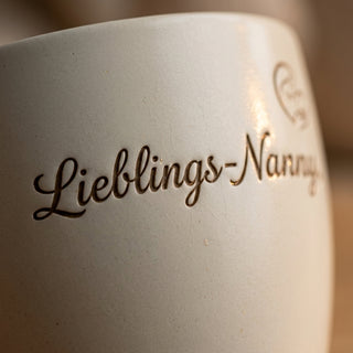 Personalisierter Blumentopf mit Gravur 'Lieblings-Nanny' — Danke Geschenk für Nanny — Detailaufnahme