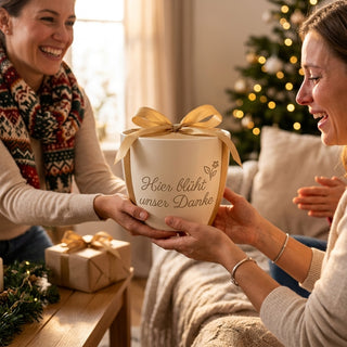Personalisierter Blumentopf mit Gravur — Geschenk Rektor Abschied — als persoenliche Geschenk-Uebergabe