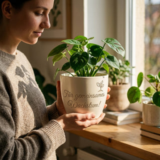 Personalisierter Blumentopf mit Gravur — Geschenk Key Account Manager — im Wohnambiente