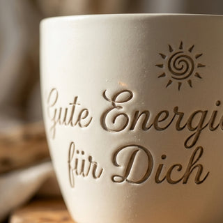 Geschenk für Feng Shui Beraterin – Blumentopf mit Gravur Gute Energie für Dich — Detailaufnahme