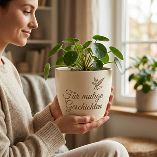 Personalisierter Blumentopf mit Gravur — Geschenk für Journalistin — im Wohnambiente