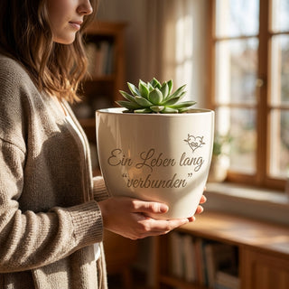 Personalisierter Blumentopf mit Gravur 'Ein Leben lang verbunden' - Geschenk op Schwester — im Wohnambiente