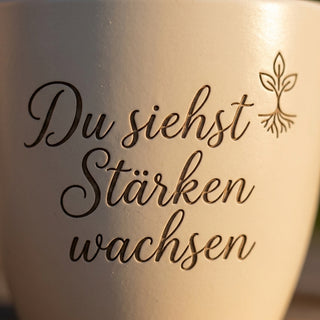 Einzigartiger Blumentopf für Sonderpädagogen – Gravur: Du siehst Stärken wachsen — Detailaufnahme