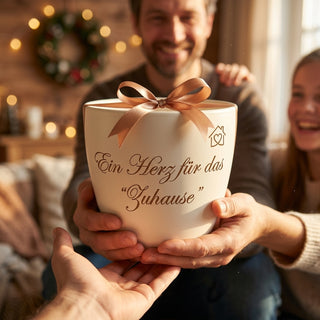 Personalisierter Blumentopf mit Gravur — Geschenk Hauswirtschafterin — als persoenliche Geschenk-Uebergabe