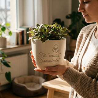 Personalisierter Blumentopf mit Gravur — Geschenk Sammlerin Geburtstag — im Wohnambiente