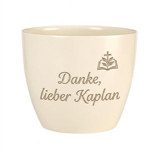 Personalisierter Blumentopf mit Gravur — Danke Geschenk Kaplan — Detailansicht der Lasergravur