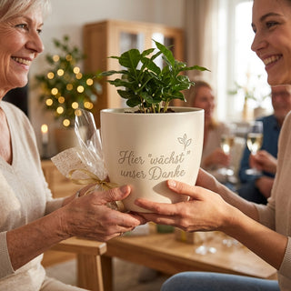 Personalisierter Blumentopf mit Gravur — Geschenk Master Dankeschön — als persoenliche Geschenk-Uebergabe